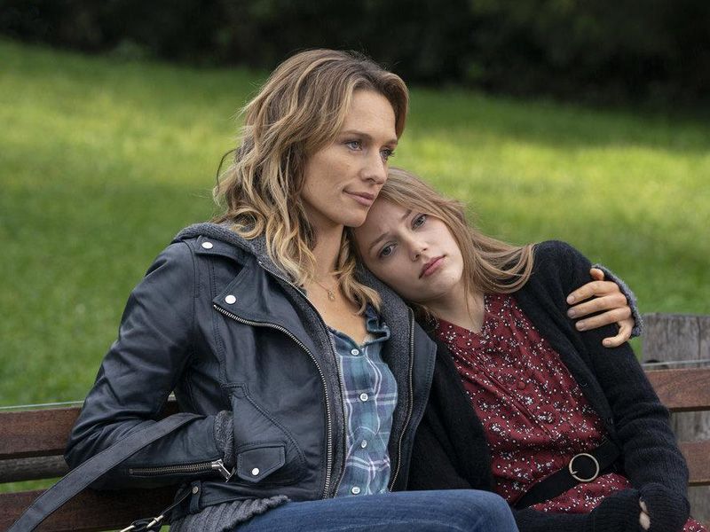 The Village : Foto Grace Van Dien, Michaela McManus