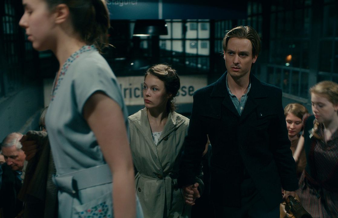 Never look away : Foto Paula Beer