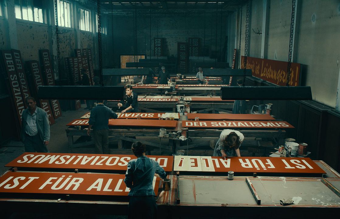 Never look away : Foto