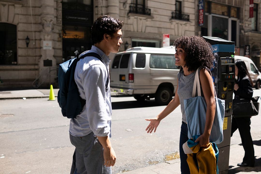 El sol también es una estrella : Foto Charles Melton, Yara Shahidi