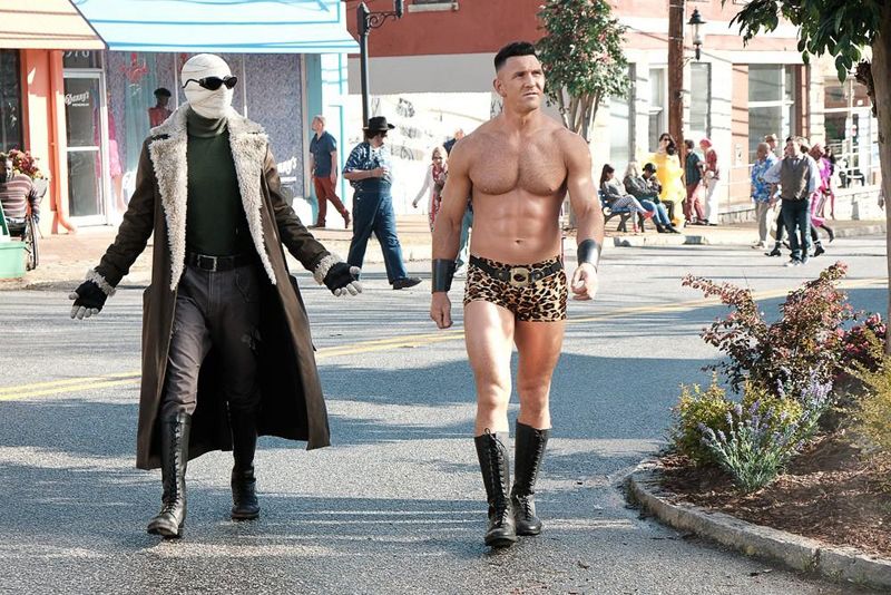Doom Patrol : Foto Matt Bomer, Devan Long
