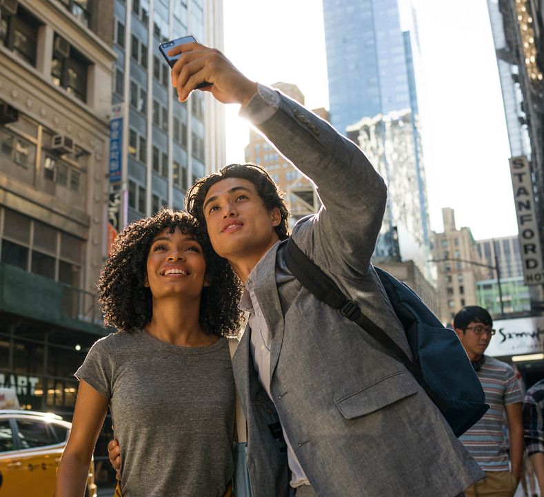 El sol también es una estrella : Foto Charles Melton, Yara Shahidi