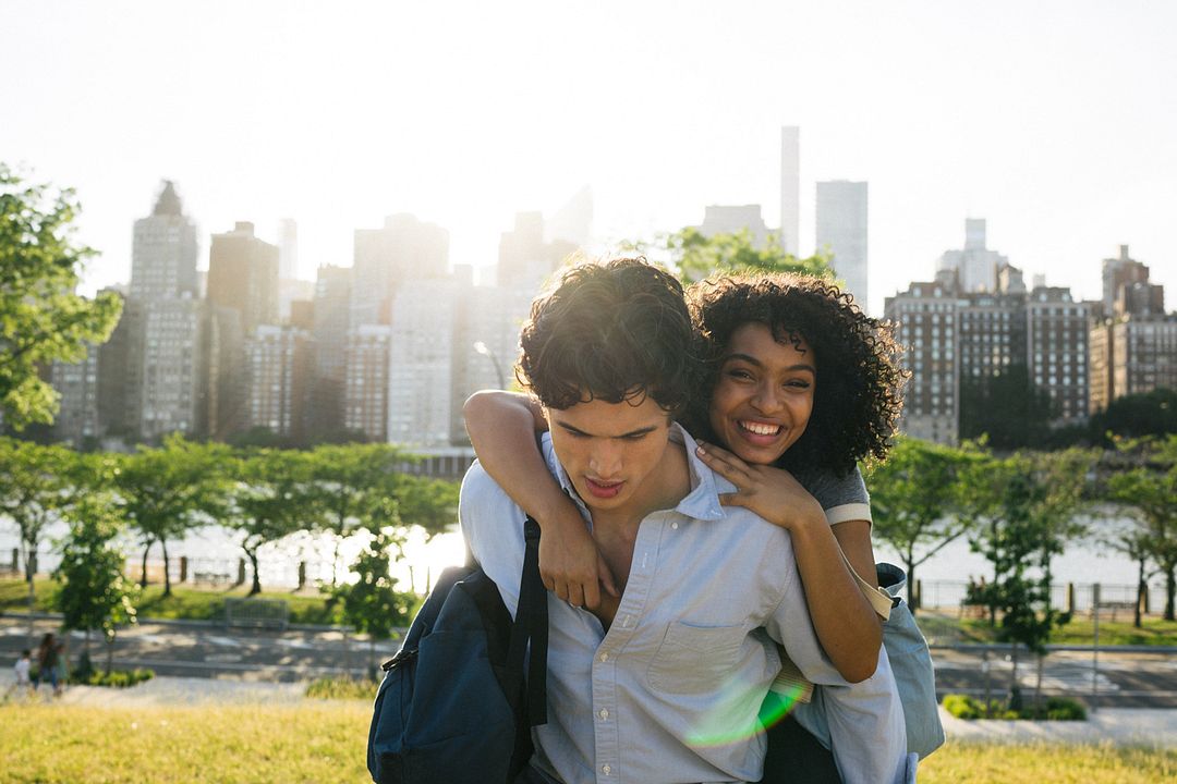El sol también es una estrella : Foto Yara Shahidi, Charles Melton