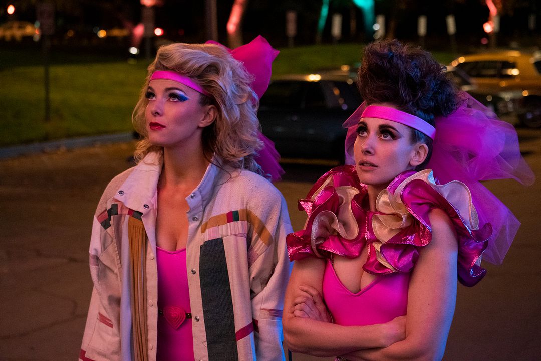 Foto Betty Gilpin, Geena Davis, Alison Brie