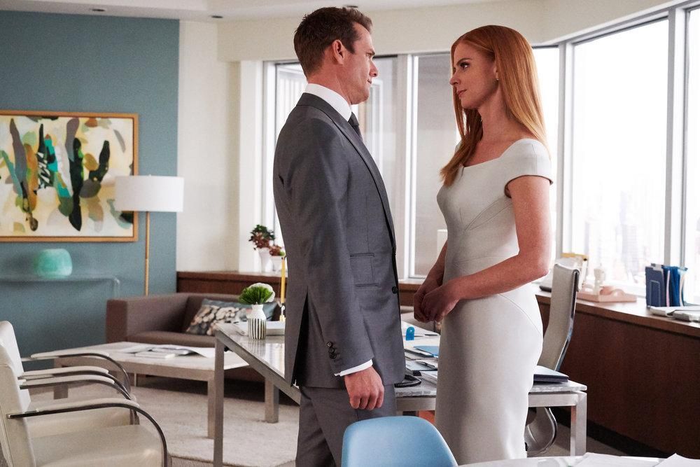 Suits : Foto Sarah Rafferty, Gabriel Macht