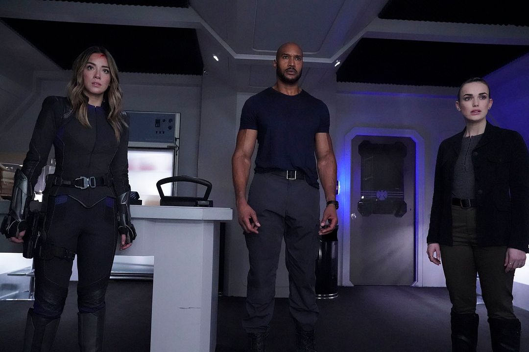 Foto Elizabeth Henstridge, Chloe Bennet, Henry Simmons