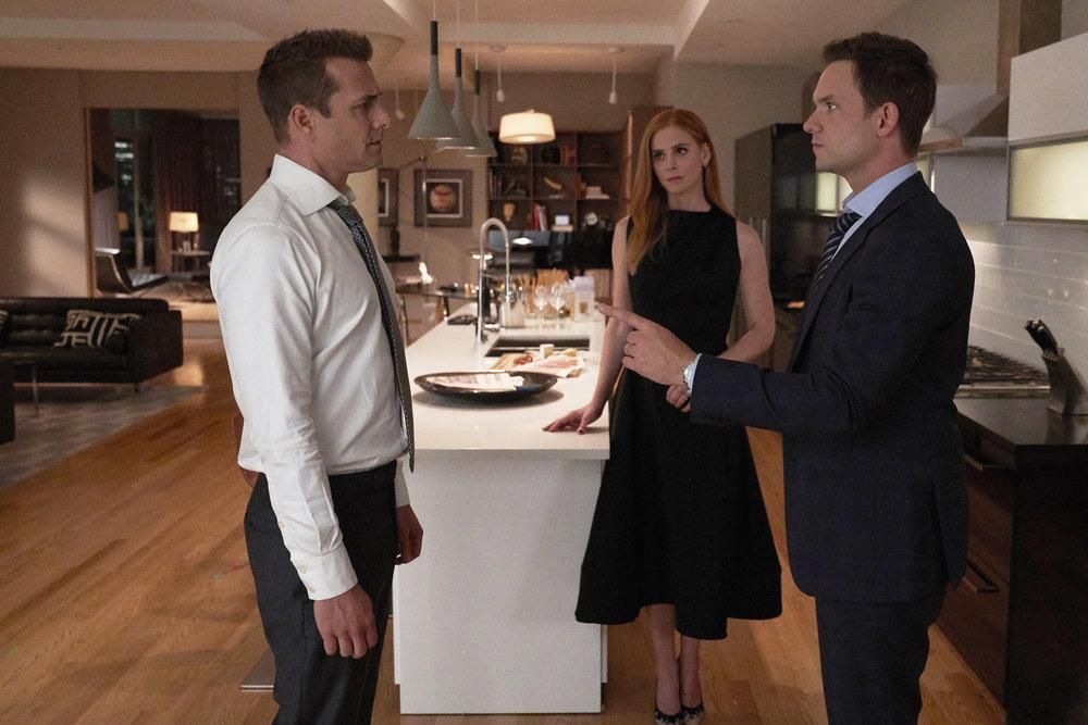 Suits : Foto Patrick J. Adams, Sarah Rafferty, Gabriel Macht