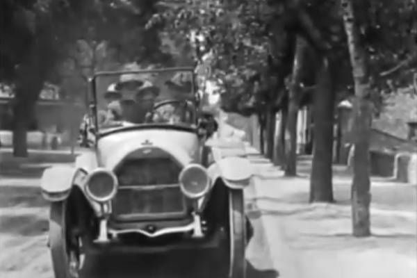 El Automovil gris : Foto