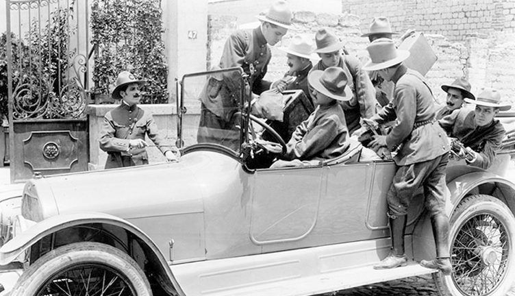 El Automovil gris : Foto