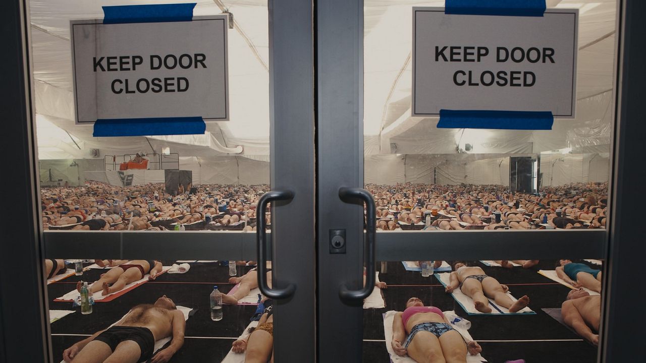 Bikram: Yogi, Guru, Predator : Foto