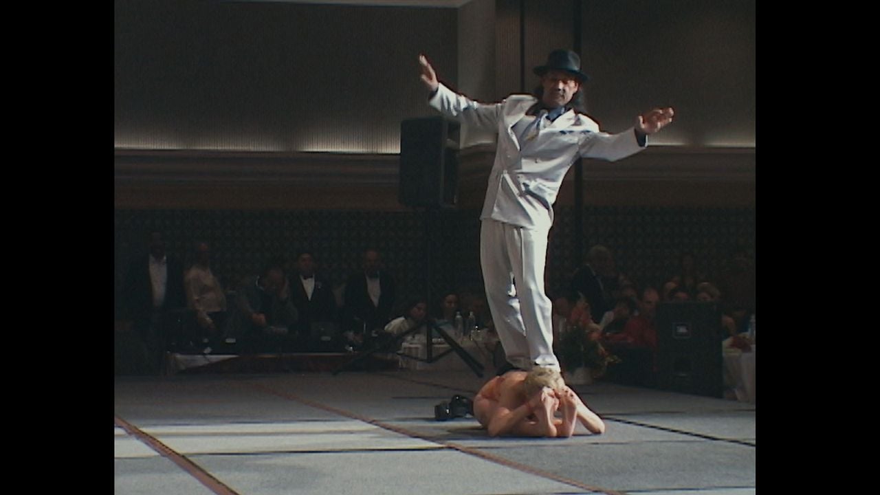 Bikram: Yogi, Guru, Predator : Foto