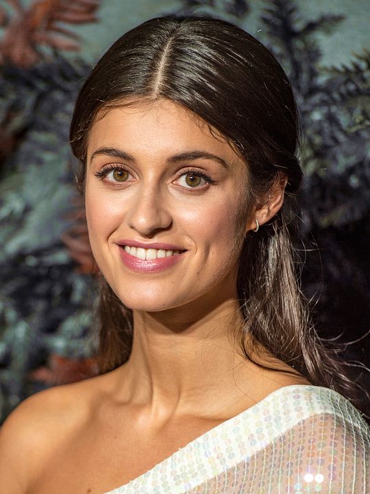 Póster Anya Chalotra