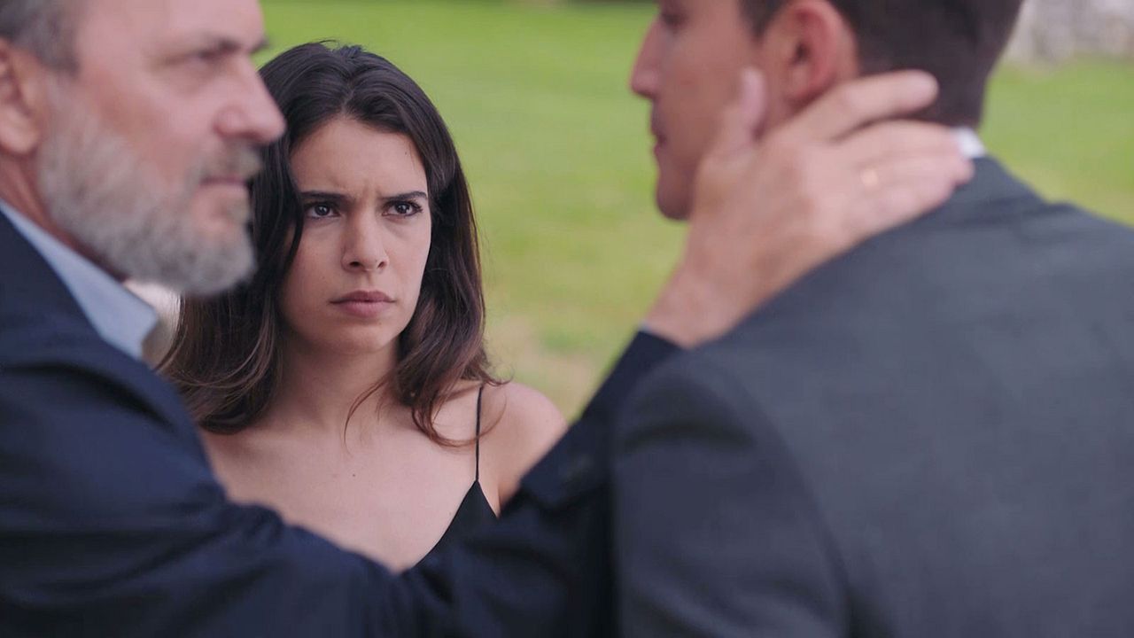 Vivir sin permiso : Foto Alex González, Claudia Traisac