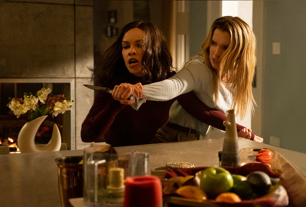 La cacería : Foto Betty Gilpin, Hilary Swank