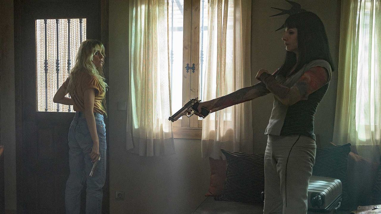 Vis a Vis: El Oasis : Foto Maggie Civantos, Najwa Nimri