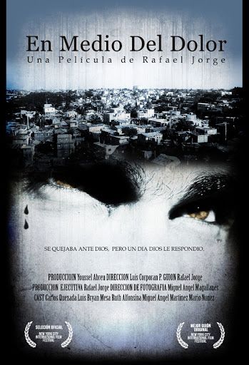 En medio del dolor : Póster