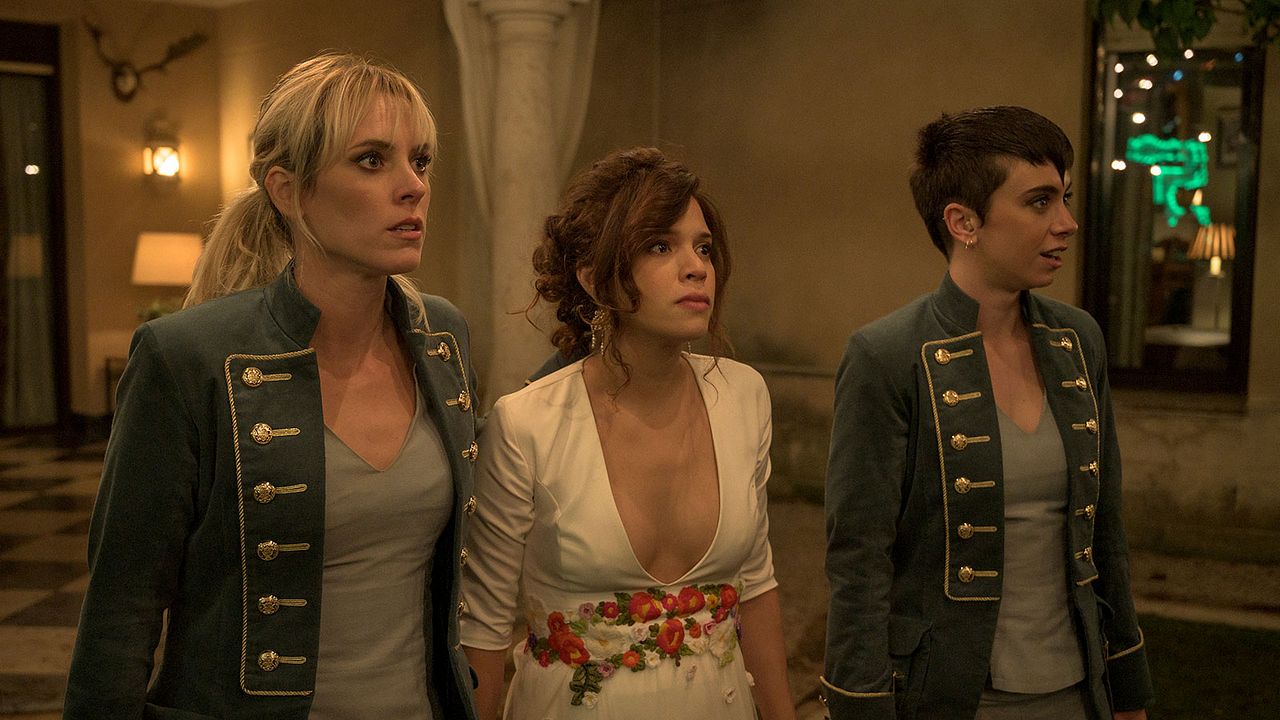 Vis a Vis: El Oasis : Foto Maggie Civantos, Claudia Riera