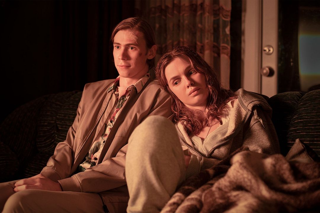 Foto Owen Teague, Odessa Young