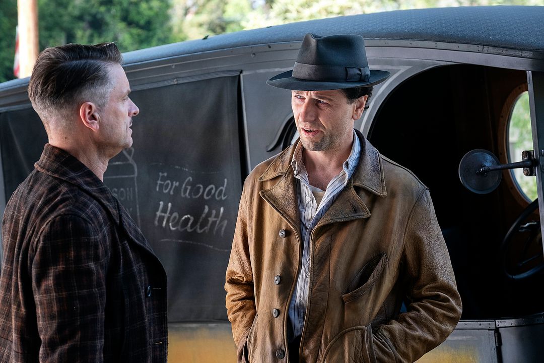 Foto Matthew Rhys, Shea Whigham