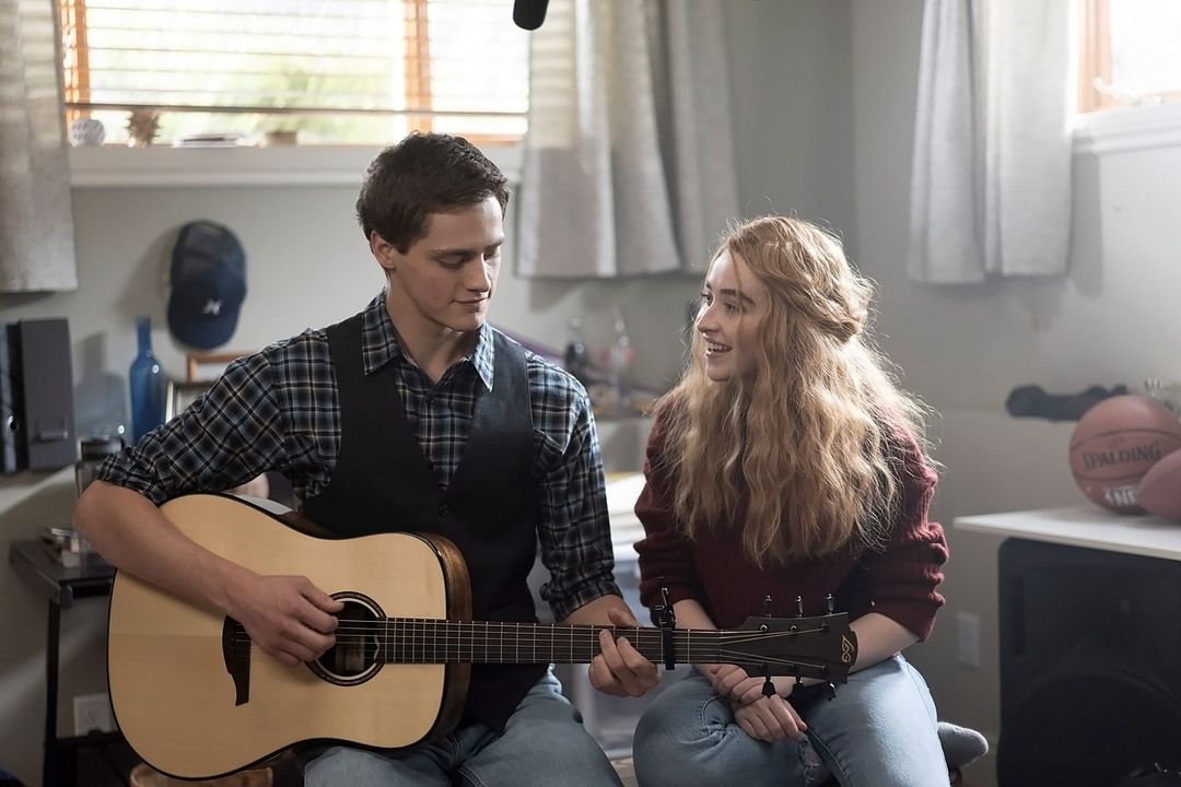 Clouds : Foto Madison Iseman, Fin Argus