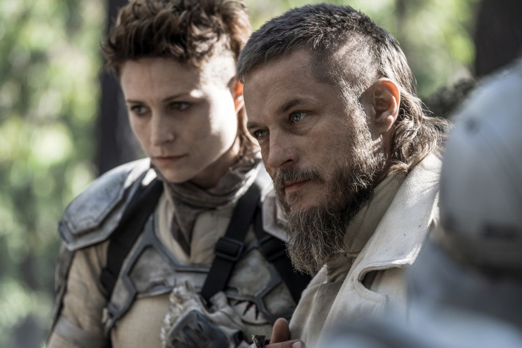 Raised By Wolves (2020) : Foto Travis Fimmel, Niamh Algar