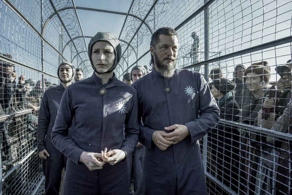 Raised By Wolves (2020) : Foto Travis Fimmel, Niamh Algar