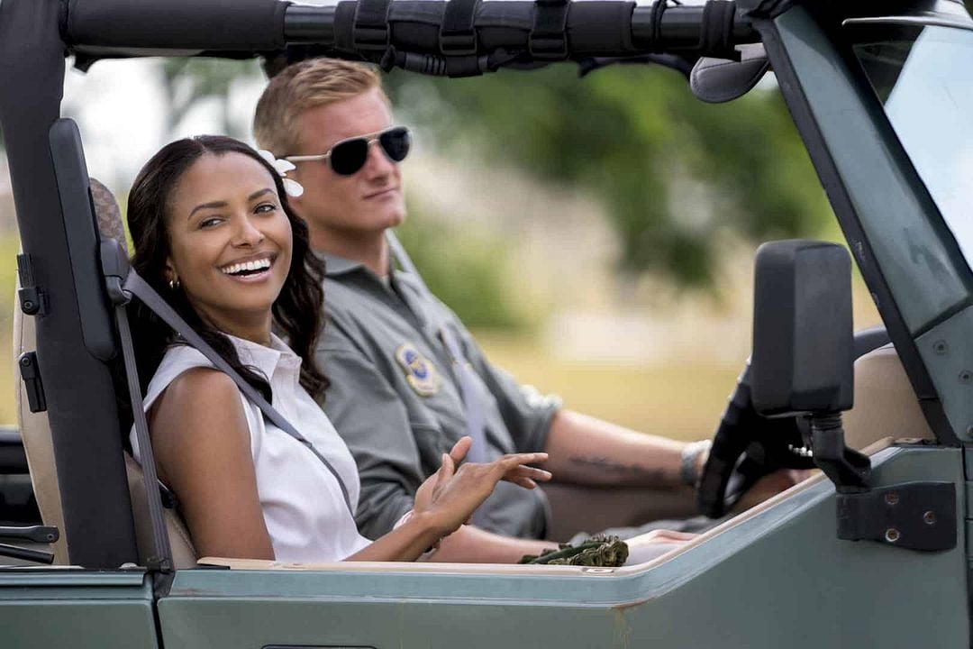 Operación Feliz Navidad : Foto Kat Graham, Alexander Ludwig