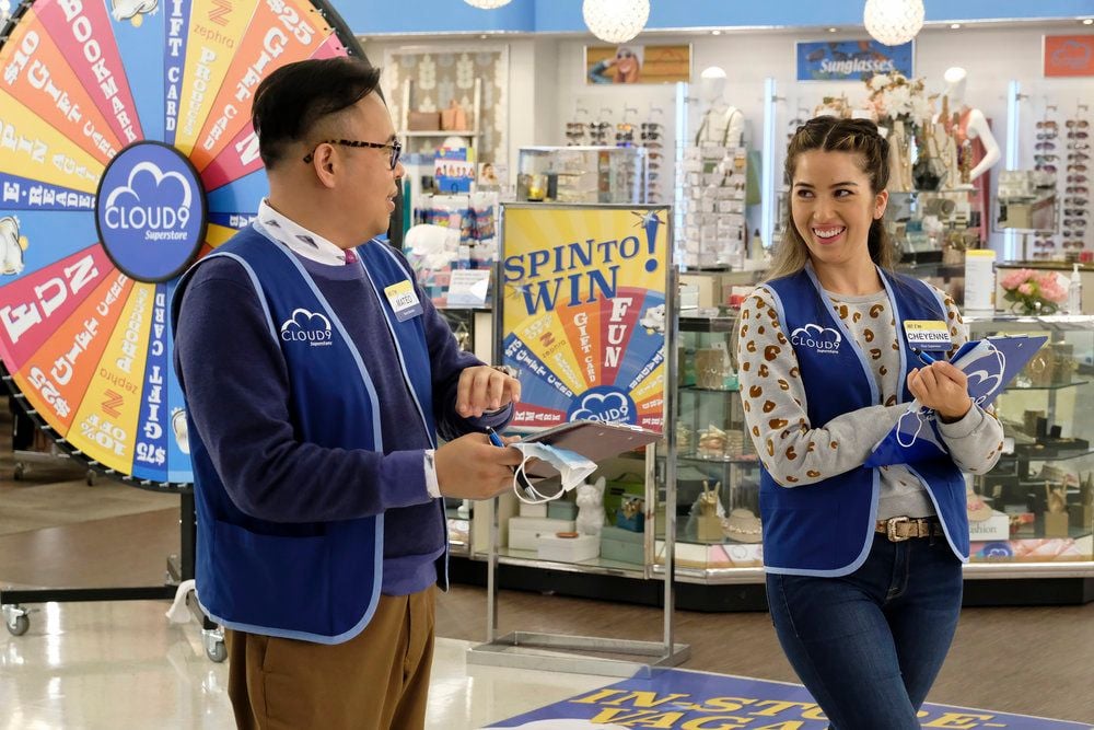 Superstore : Foto Nichole Bloom, Nico Santos