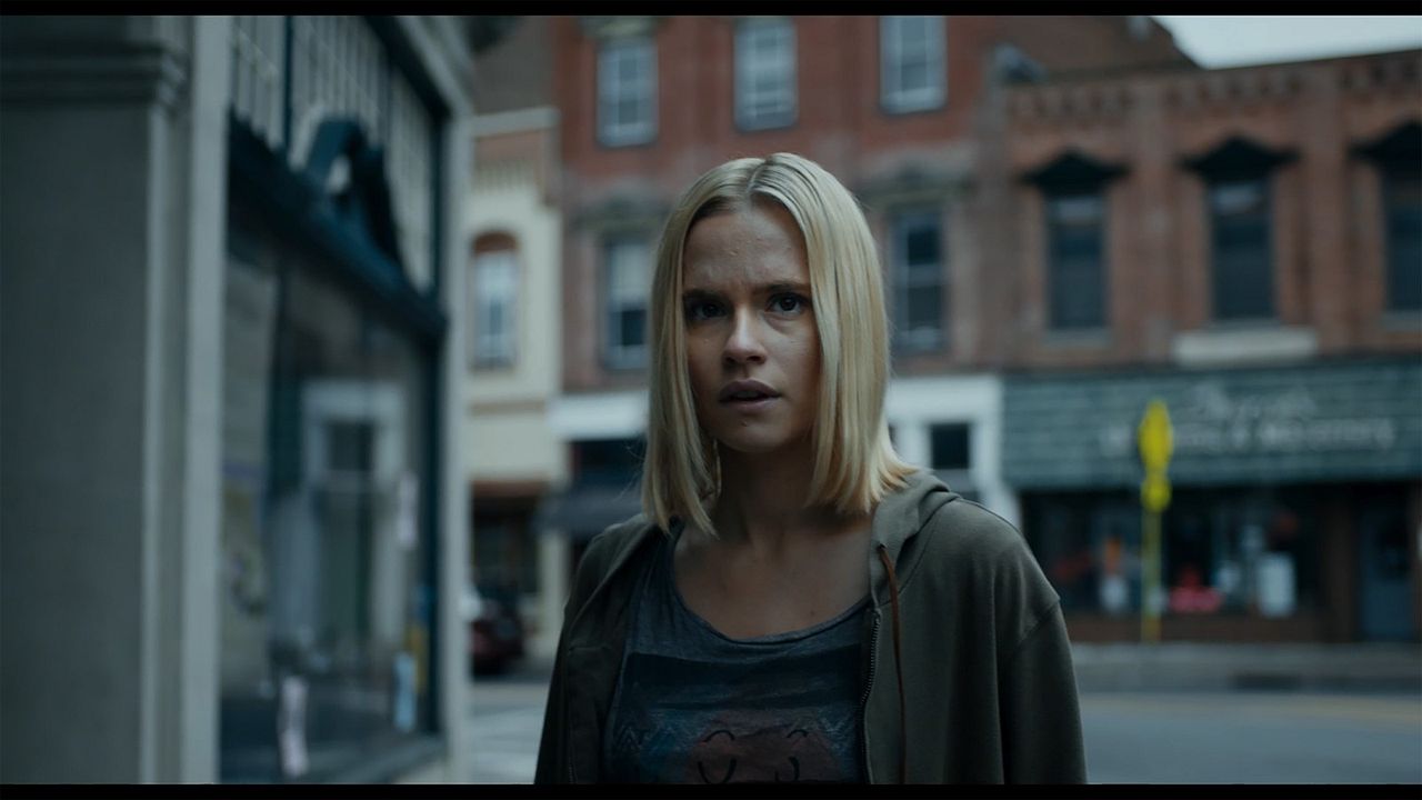 What Lies Below : Foto Ema Horvath