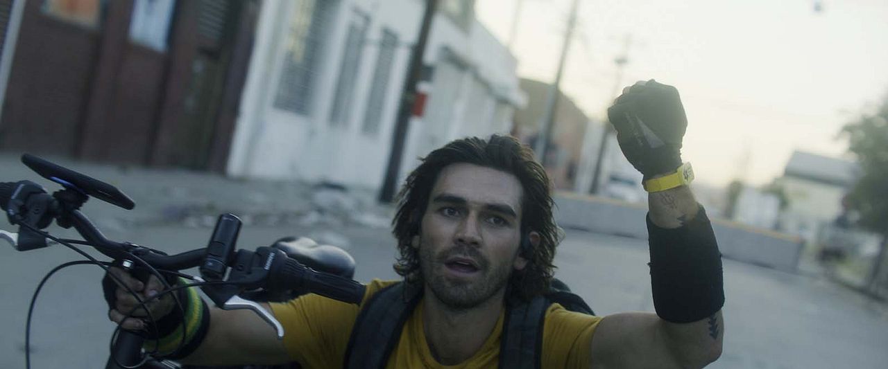 Infectados : Foto K.J. Apa