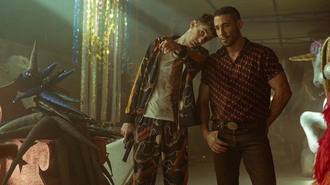 Sky Rojo : Foto Miguel Ángel Silvestre, Enric Auquer