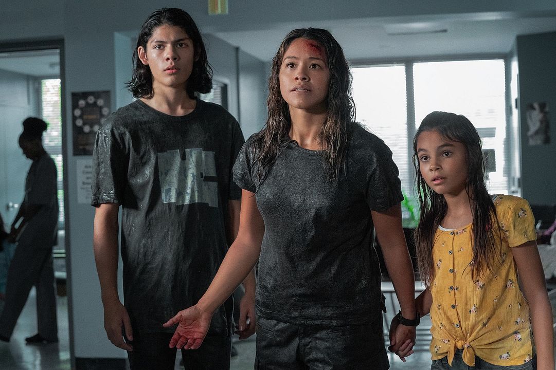 Disomnia : Foto Gina Rodriguez, Lucius Hoyos, Ariana Greenblatt