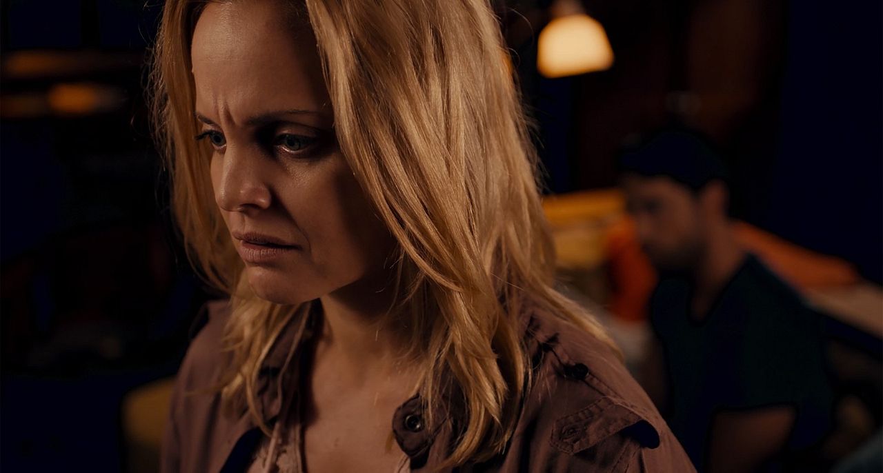 What Lies Below : Foto