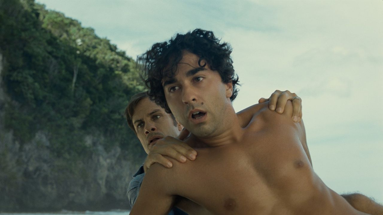 Viejos : Foto Alex Wolff, Gael García Bernal