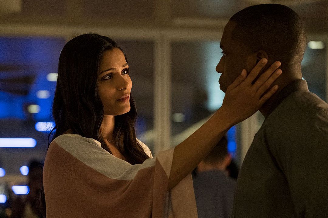 Needle in a Timestack : Foto Freida Pinto, Leslie Odom Jr.