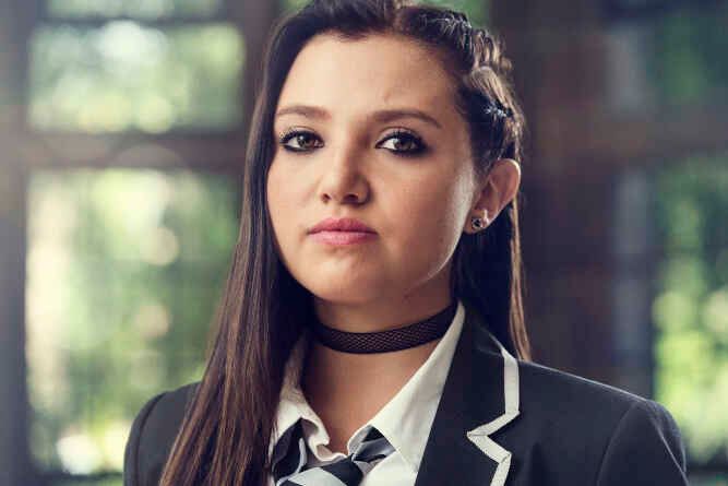 Póster Mia McKenna-Bruce