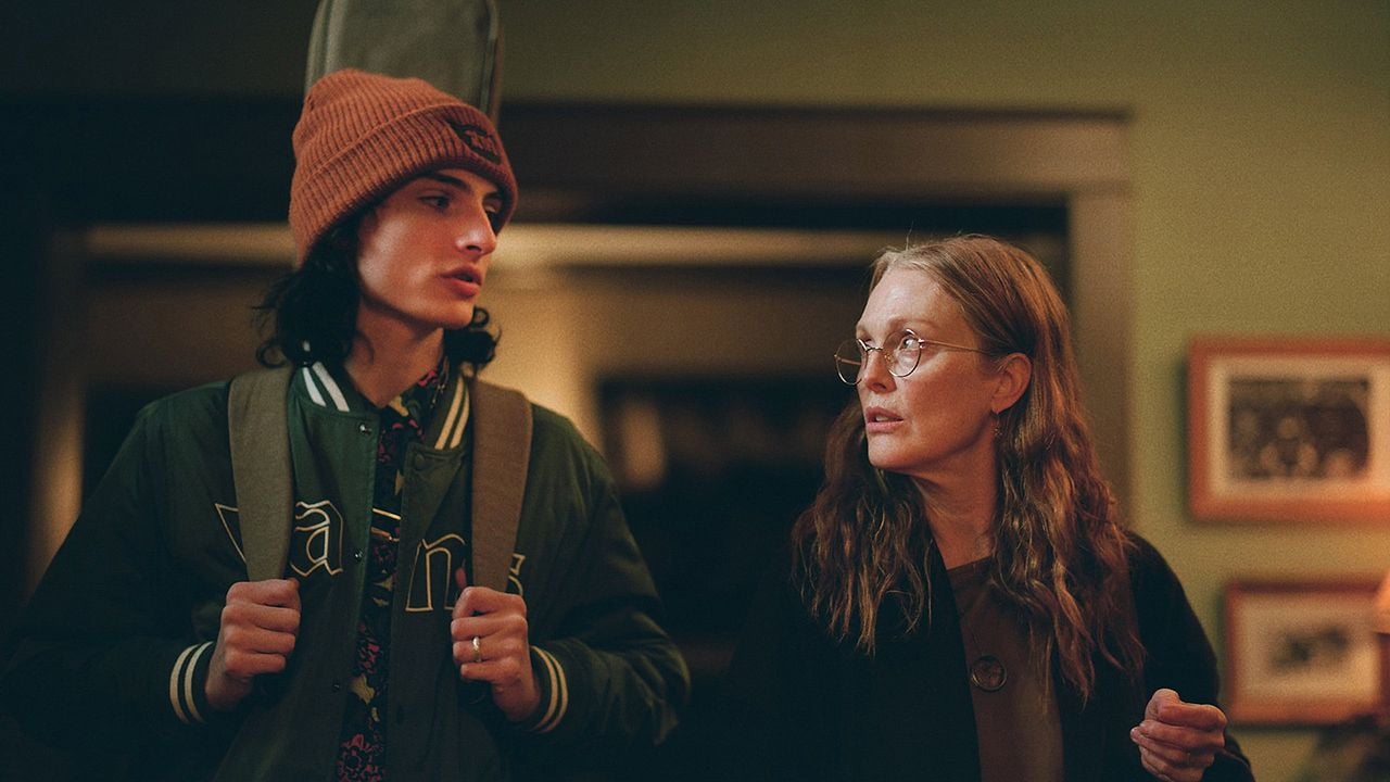 When You Finish Saving the World : Foto Julianne Moore, Finn Wolfhard