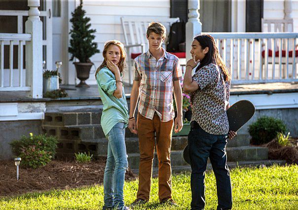 Bajo el domo : Foto Colin Ford, Britt Robertson