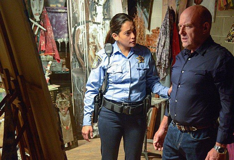 Bajo el domo : Foto Natalie Martinez, Dean Norris