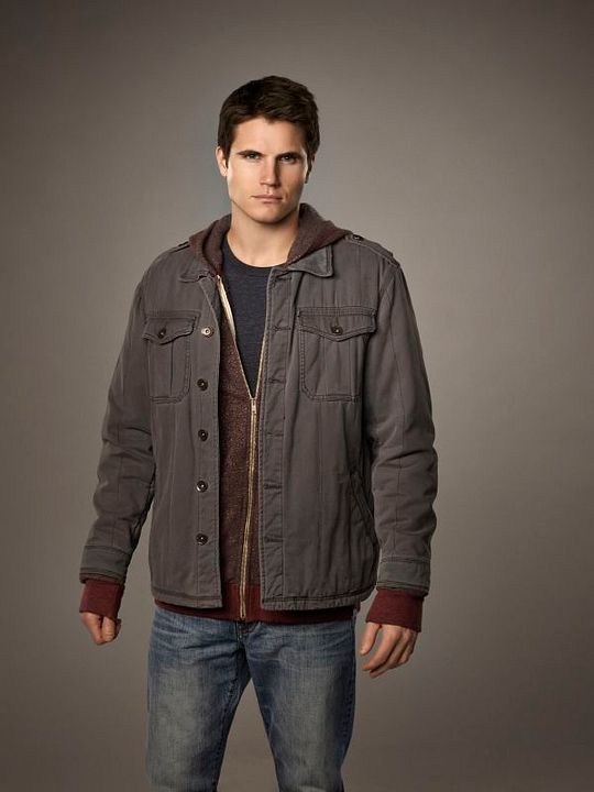 Cobertura de revista Robbie Amell