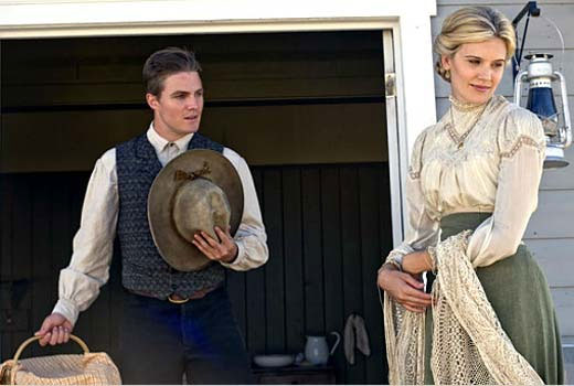 When Calls the Heart : Foto Maggie Grace, Stephen Amell