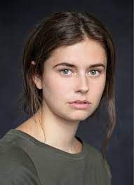 Póster Alison Oliver