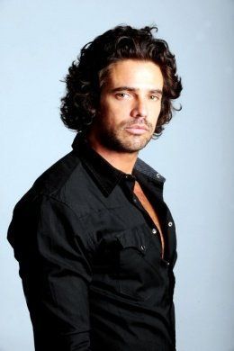 Póster Luciano Castro