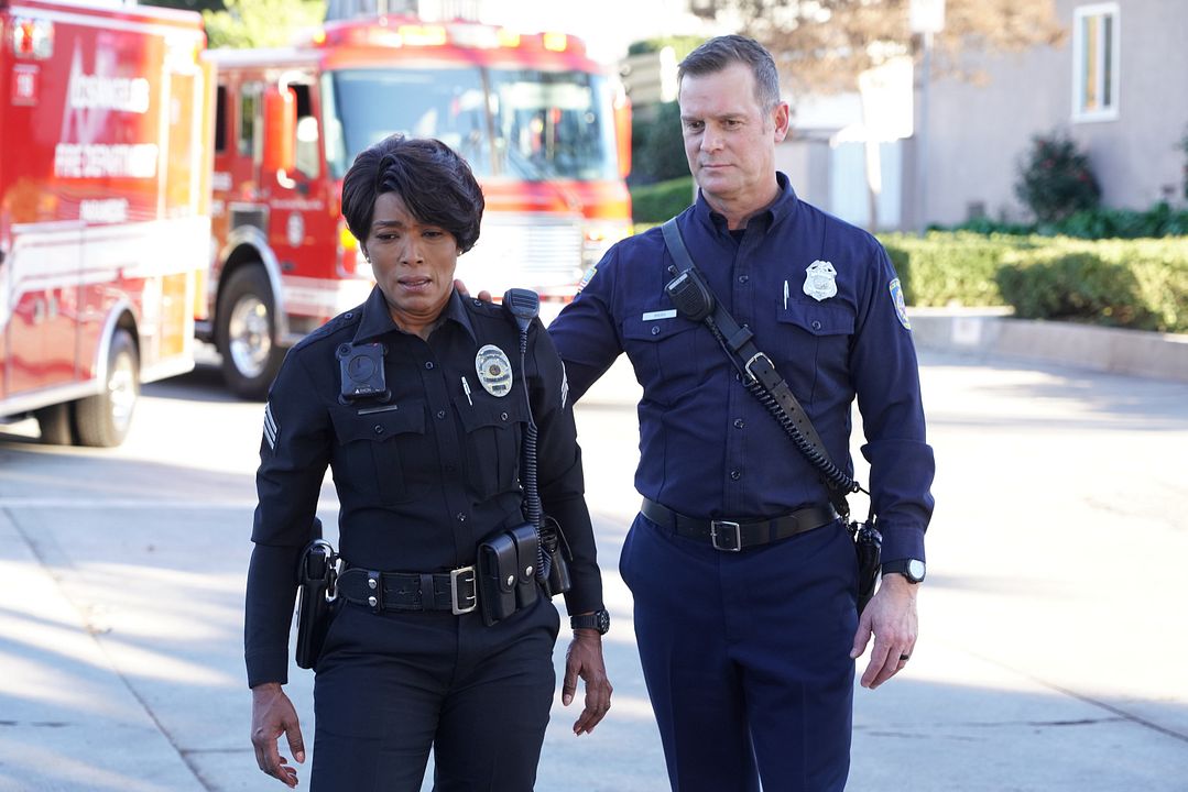 Foto Angela Bassett, Peter Krause
