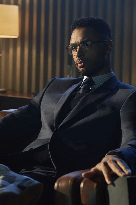 El hombre gris : Foto Regé-Jean Page