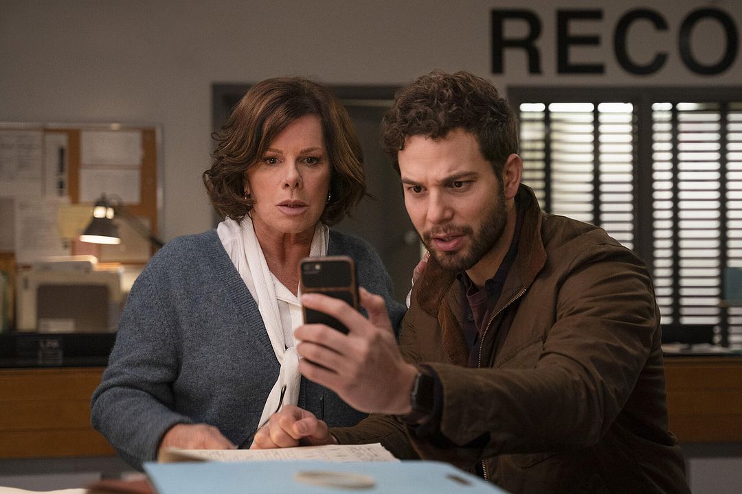 Foto Marcia Gay Harden, Skylar Astin