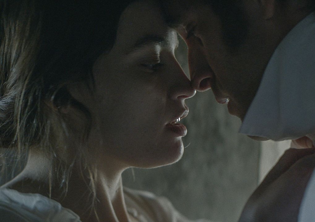 Emily : Foto Oliver Jackson-Cohen, Emma Mackey