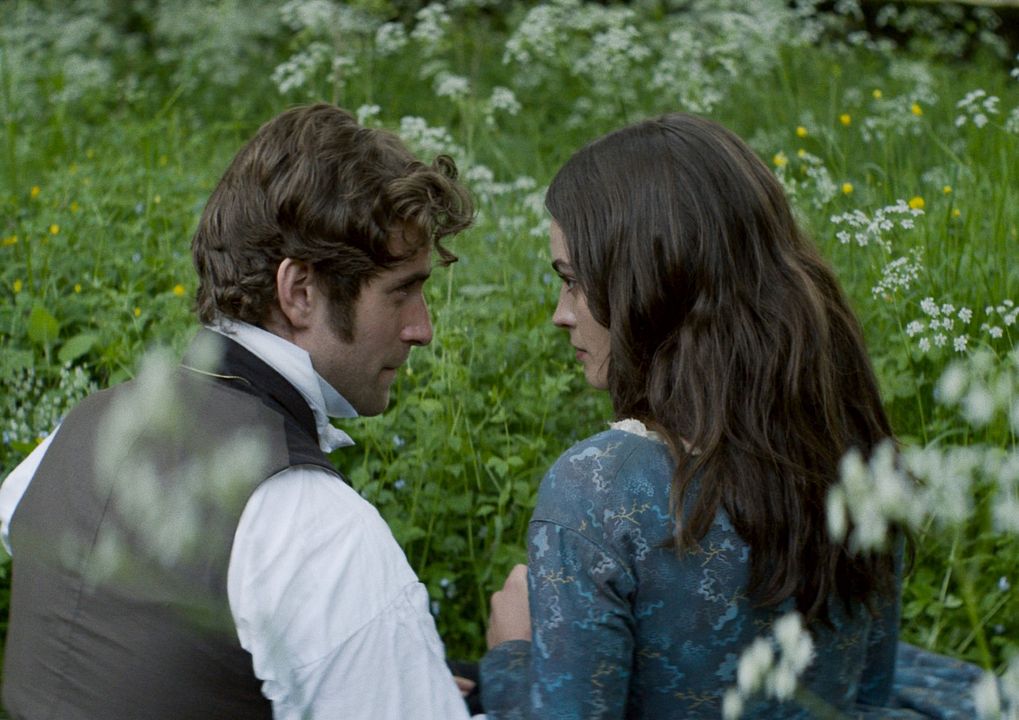 Emily : Foto Oliver Jackson-Cohen, Emma Mackey