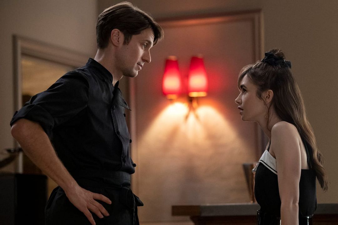 Foto Lily Collins, Lucas Bravo