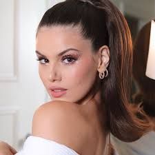 Póster Camila Queiroz